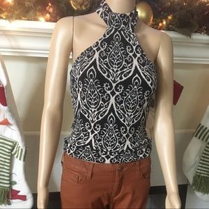 Halter neckline. Cute top